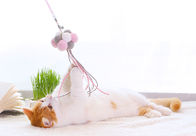 Palillo divertido tricolor del gato de la bola de pelo, tamaño interactivo del juguete del animal doméstico modificado para requisitos particulares proveedor